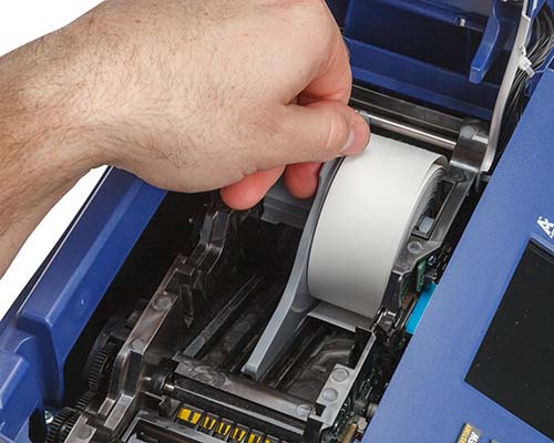M710_Inserted_Roll_1_BWI-74 Fácil carga del material con la opción de rollo a granel.